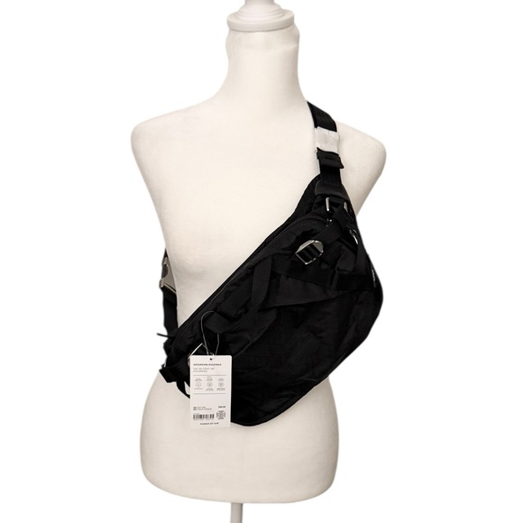 Athleta Excursions Large Belt Bag in Black - Picture 5 of 11